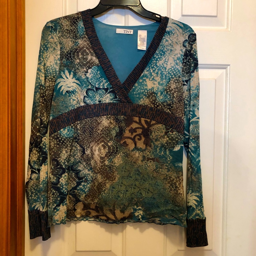 Size L long-sleeved V-neck 100% nylon stretch top by Tint